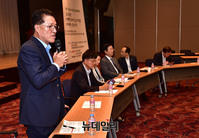 [포토] 중소기업 생존 원탁회의, 인사말하는 정운천