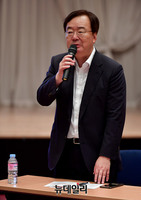 [포토] 중소기업 생존 원탁회의, 인사말하는 강효상