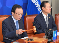 [포토] 회의 주재하는 이해찬 더불어민주당 대표