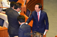 [포토] 의원들과 인사 나누는 김성태 한국당 원내대표