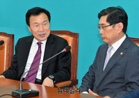 [포토] 대화 나누는 손학규-박상기