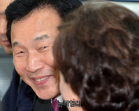 [포토] 김현미 장관 바라보는 손학규