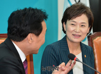 [포토] 대화 나누는 손학규-김현미