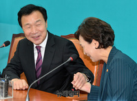 [포토] 대화 중 손잡은 손학규-김현미