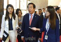 [포토] 교섭단체 연설 후 본회의장 나서는 김성태