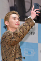 [포토] 팬들 위해 셀카 찍는 샤이니 키