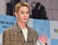 [포토] 샤이니 키, 반가운 손인사