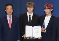 [포토] 워너원과 기념사진 촬영하는 김성태 한국당 원내대표