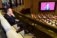 [포토] 교섭단체 대표연설 방청하는 박용만 대한상의 회장