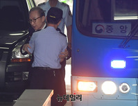 [포토] 부축받으며 호송차에서 내리는 이명박 전 대통령