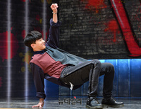 [포토] 미국춤 선보이는 이기광