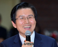 [포토] 사회자 질문에 답하는 황교안 전 총리