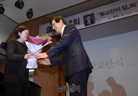 [포토] 꽃다발 받는 황교안 전 국무총리