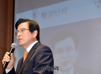 [포토] 책 소개하는 황교안 전 국무총리