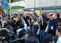 [포토] 환호하는 인천퀴어축제 참가자들