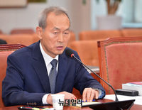 [포토] 질문에 답하는 이석태 헌법재판관 후보자