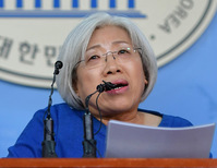 [포토] 이해찬 대표 사과요구하는 6.25전쟁납북인사가족들