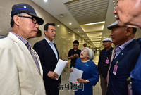 [포토] 대화나누는 홍문표 의원-이미일 이사장