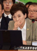 [포토] 기침하는 김현미 국토교통부 장관