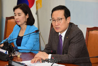 [포토] 기자간담회 갖는 홍영표 민주당 원내대표