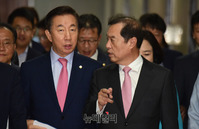 [포토] 기자회견장 입장하는 김병준 비대위원장과 김성태 원내대표