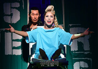 [포토] '마틸다' 엄마 역으로 무대 오른 배우 최정원