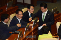 [포토] 의원들과 인사 나누는 정동영