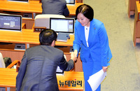 [포토] 인사 나누는 박영선 더불어민주당 의원