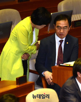 [포토] 대화 나누는 조명균 통일부장관과 조배숙 의원