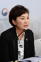 [포토] 부동산 대책 발표하는 김현미 국토교통부 장관