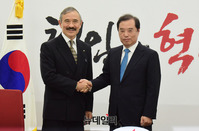 [포토] 악수 나누는 김병준 위원장과 해리 해리스 주한미국대사