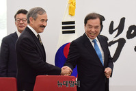 [포토] 해리 해리스 대사 맞이 하는 김병준 비대위원장