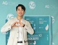 [포토] 송승헌 "마스크팩 모델이에요"