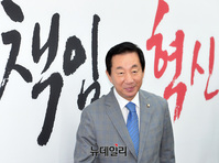 [포토] 비대위 회의 참석하는 김성태