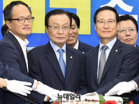 [포토] 떡케익 자르는 이해찬 더불어민주당 대표