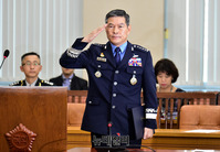 [포토] 거수경례하는 정경두 국방부장관 후보자