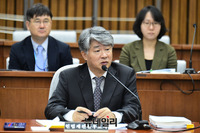 [포토] 질문에 답하는 이종석 헌법재판관 후보자