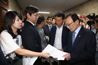 [포토] 은산분리 규제 완화 반대를 주장하는 시민사회단체 관계자들 