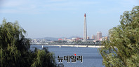 [포토] 양각도 호텔서 본 주체사상탑과 평양시내 