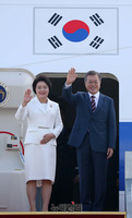 [포토] 손흔드는 문재인 대통령-김정숙 여사