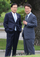 [포토] 대화나누는 정의용-장하성