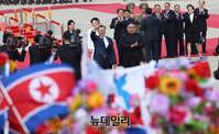 [포토] 공식환영식 참석하는 문재인-김정은