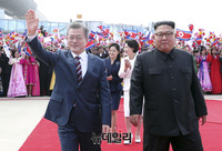 [포토] 나란히 이동하는 문재인-김정은