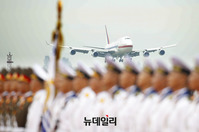 [포토] 평양 순안공항 착륙하는 대통령 1호기
