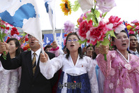 [포토] 문 대통령 일행 환영하는 평양 시민들