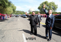 [포토] 환영인파에 인사하는 문재인 대통령과 김정은