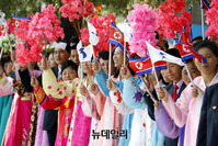 [포토] 문재인 대통령 환영하는 평양 시민들