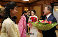 [포토] 백화원 영빈관, 꽃다발 받는 문재인 대통령 내외