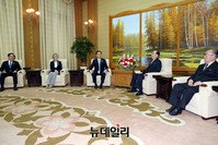 [포토] 북한 김영남과 면담하는 특별수행단