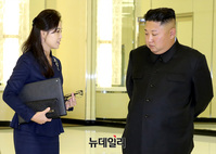 [포토] 문재인 내외 기다리는 김정은-리설주